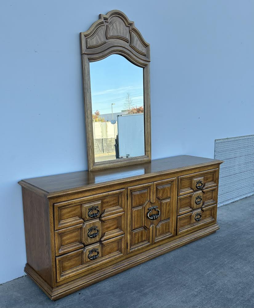 Thomasville Vintage Dresser OAK with 9 Drawers With Mirror