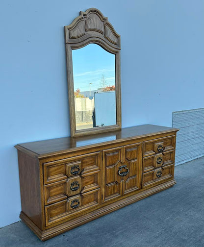 Thomasville Vintage Dresser OAK with 9 Drawers With Mirror