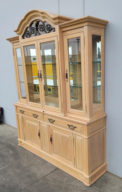 Thomasville lighted display China cabinet hutch birch wood