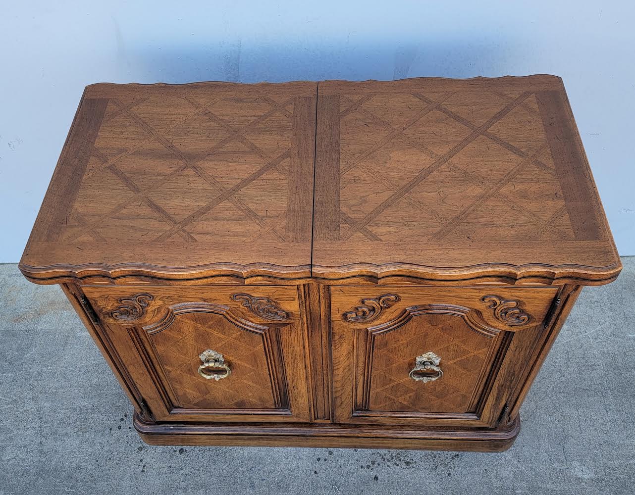 Thomasville buffet with wheels flip extending top