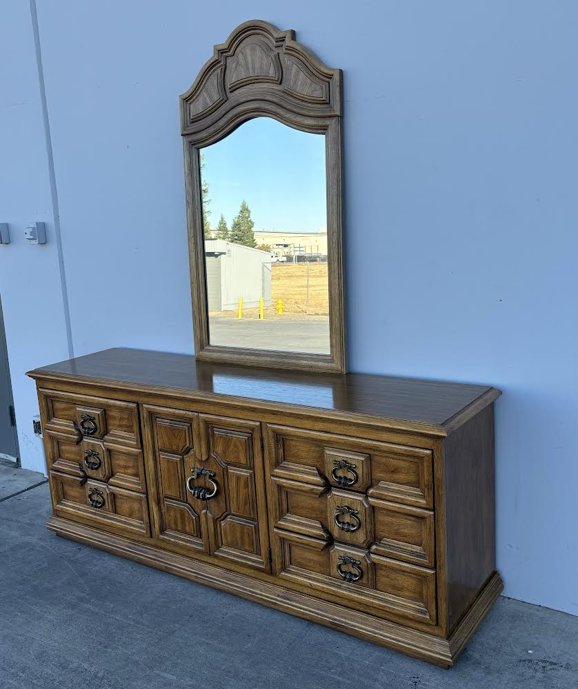 Thomasville Vintage Dresser OAK with 9 Drawers With Mirror