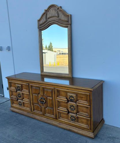 Thomasville Vintage Dresser OAK with 9 Drawers With Mirror