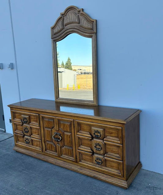 Thomasville Vintage Dresser OAK with 9 Drawers With Mirror