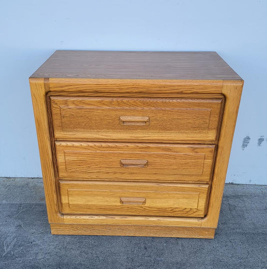 Stanley light wood nightstand/ chest of drawers/ end/side table