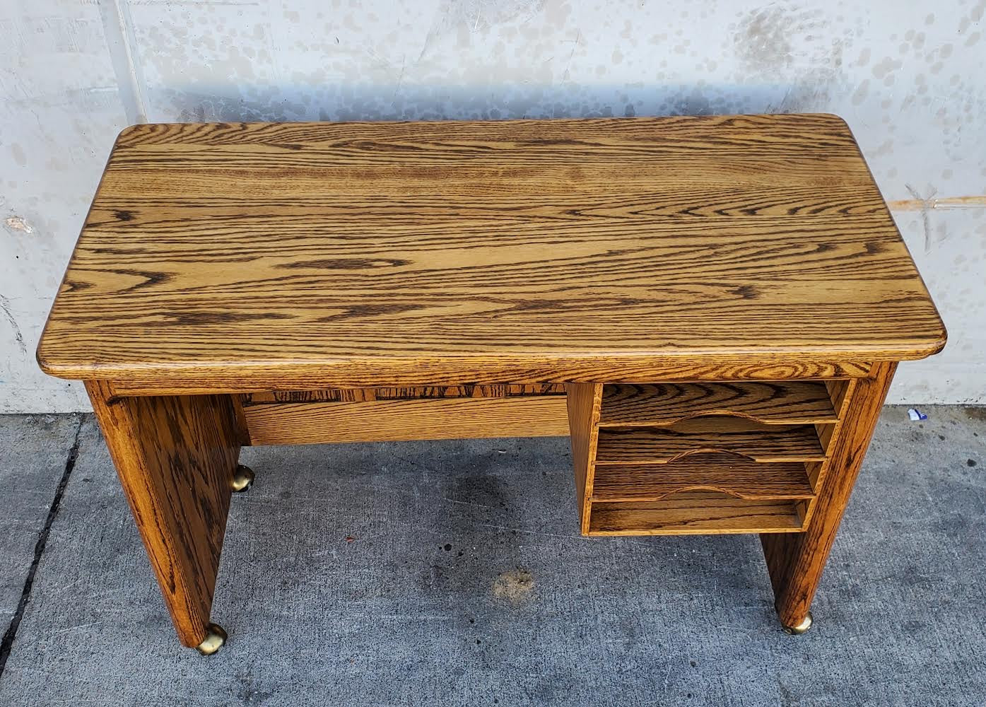 Desk wood with wheels