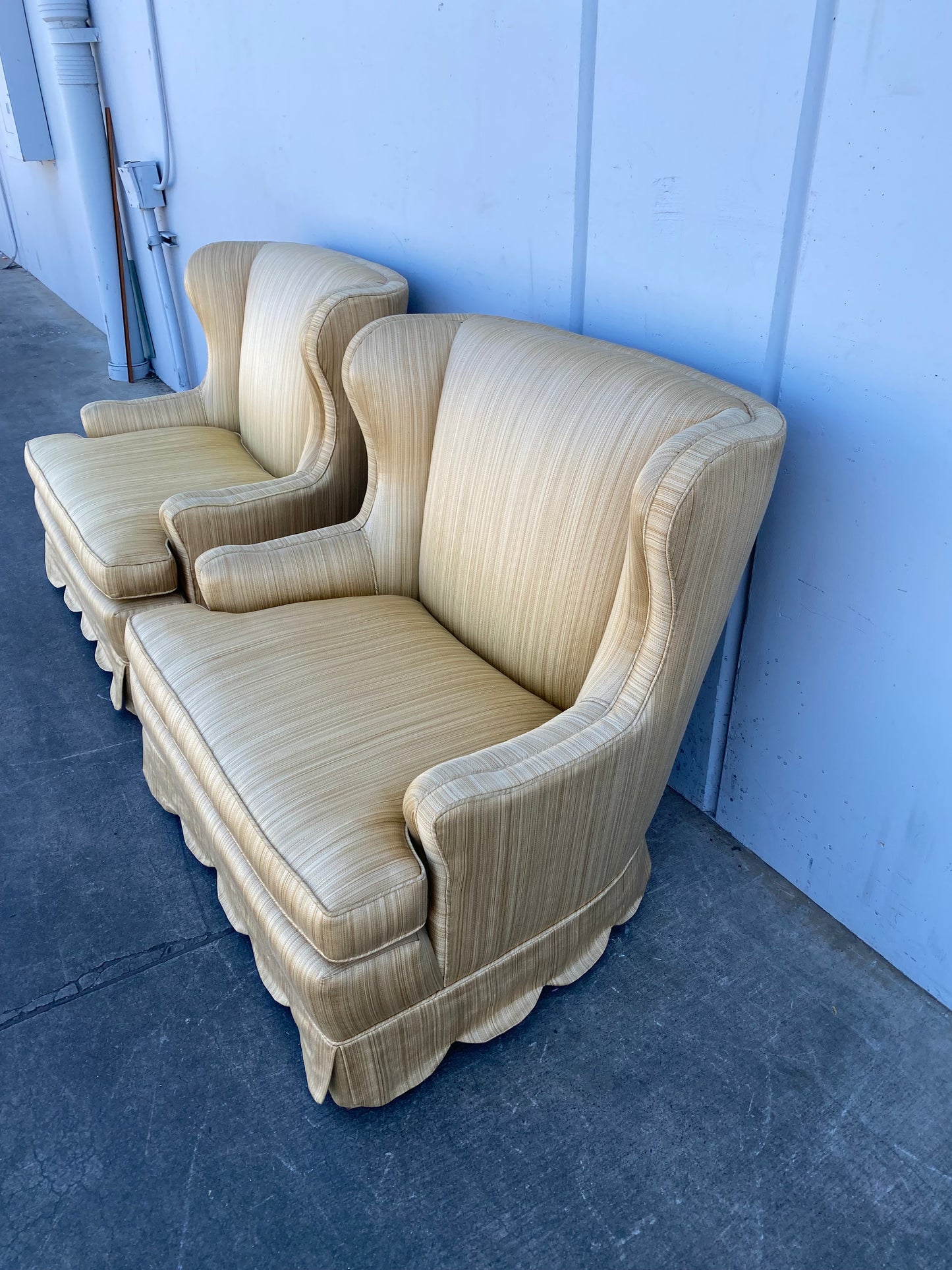 Beige/ tan/ cream antique/vintage armchairs set (2)