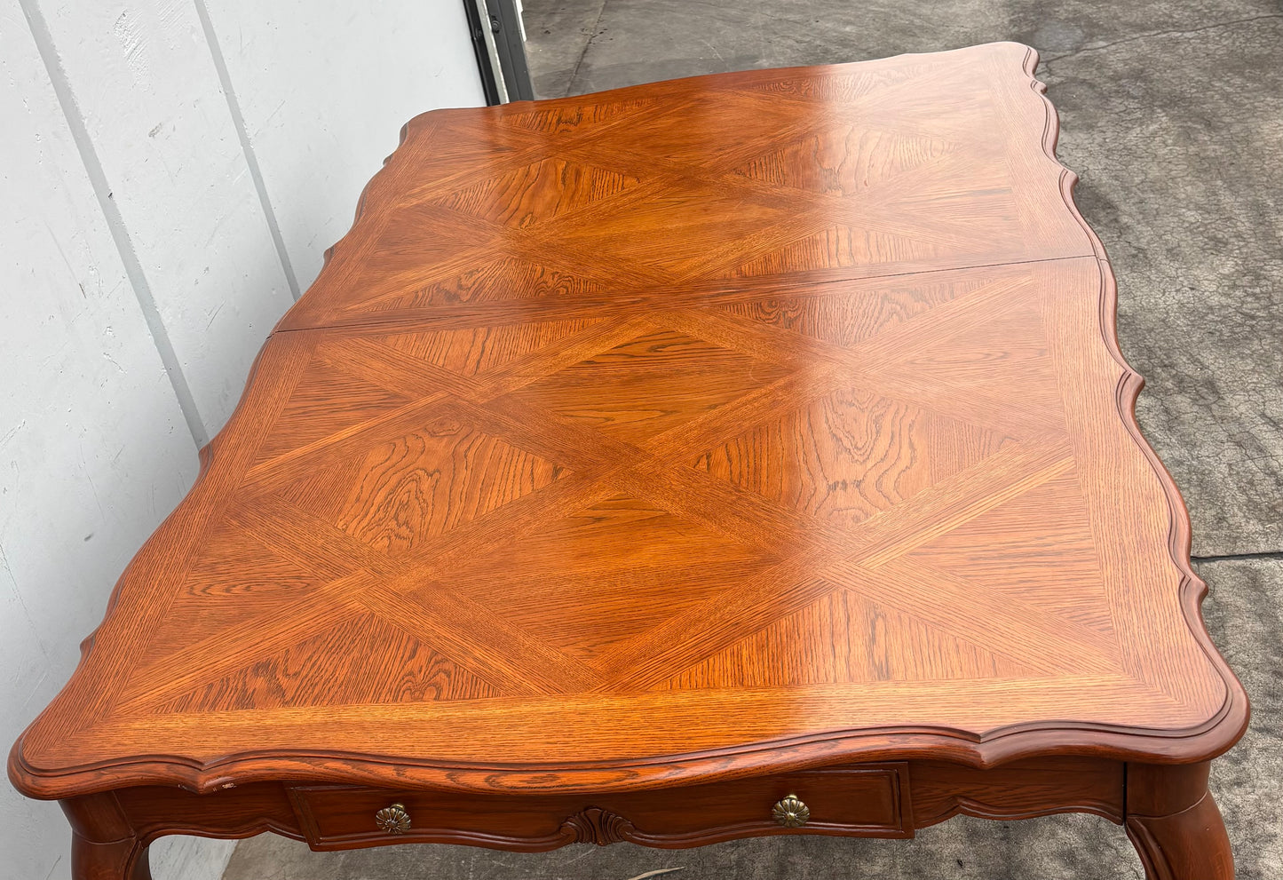 Thomasville dining table with 2 leaves