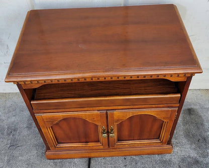 End/side table cabinet/nightstand with pull out shelf