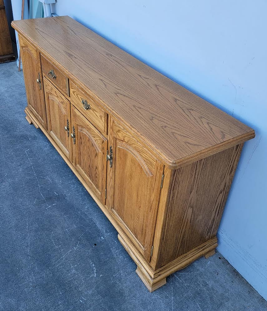 Light wood dresser/chest of drawers (1 available)