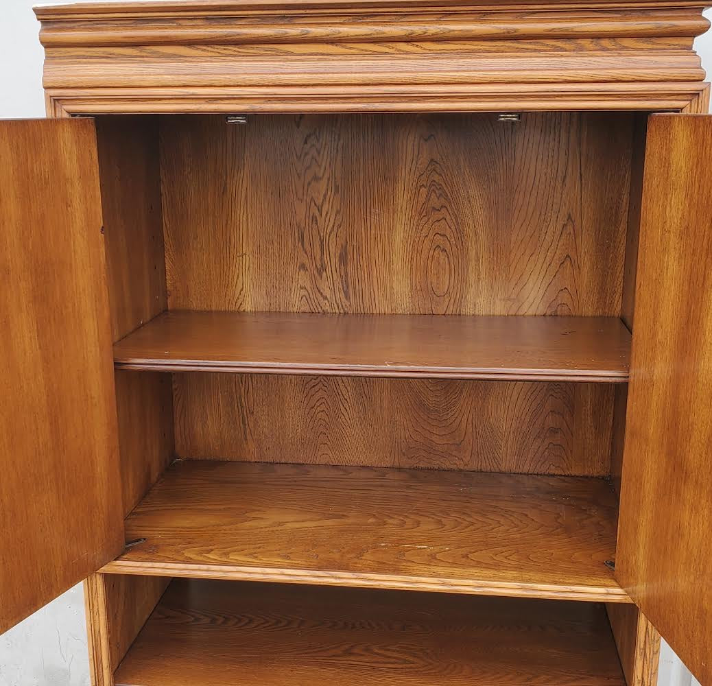 Bookcase/ cabinet/hutch