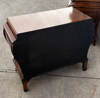 Karges Dark wood (2) nightstands / chest of drawers