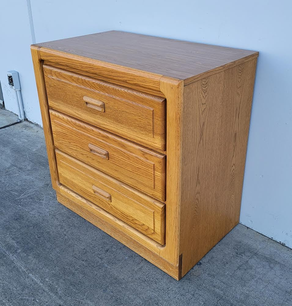 Stanley light wood nightstand/ chest of drawers/ end/side table