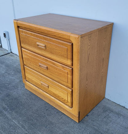 Stanley light wood nightstand/ chest of drawers/ end/side table