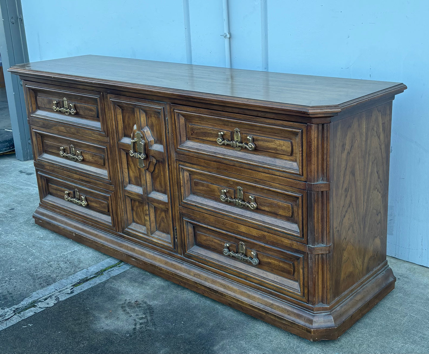 Drexel dresser/ sideboard/ buffet cabinet