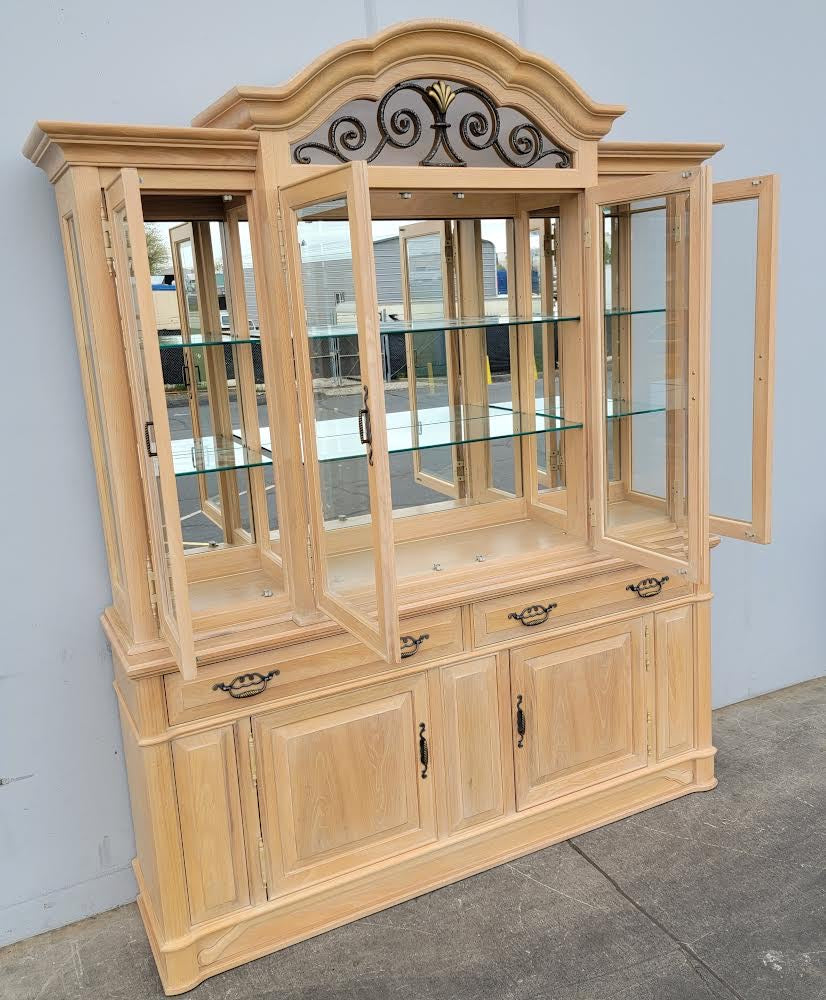 Thomasville lighted display China cabinet hutch birch wood