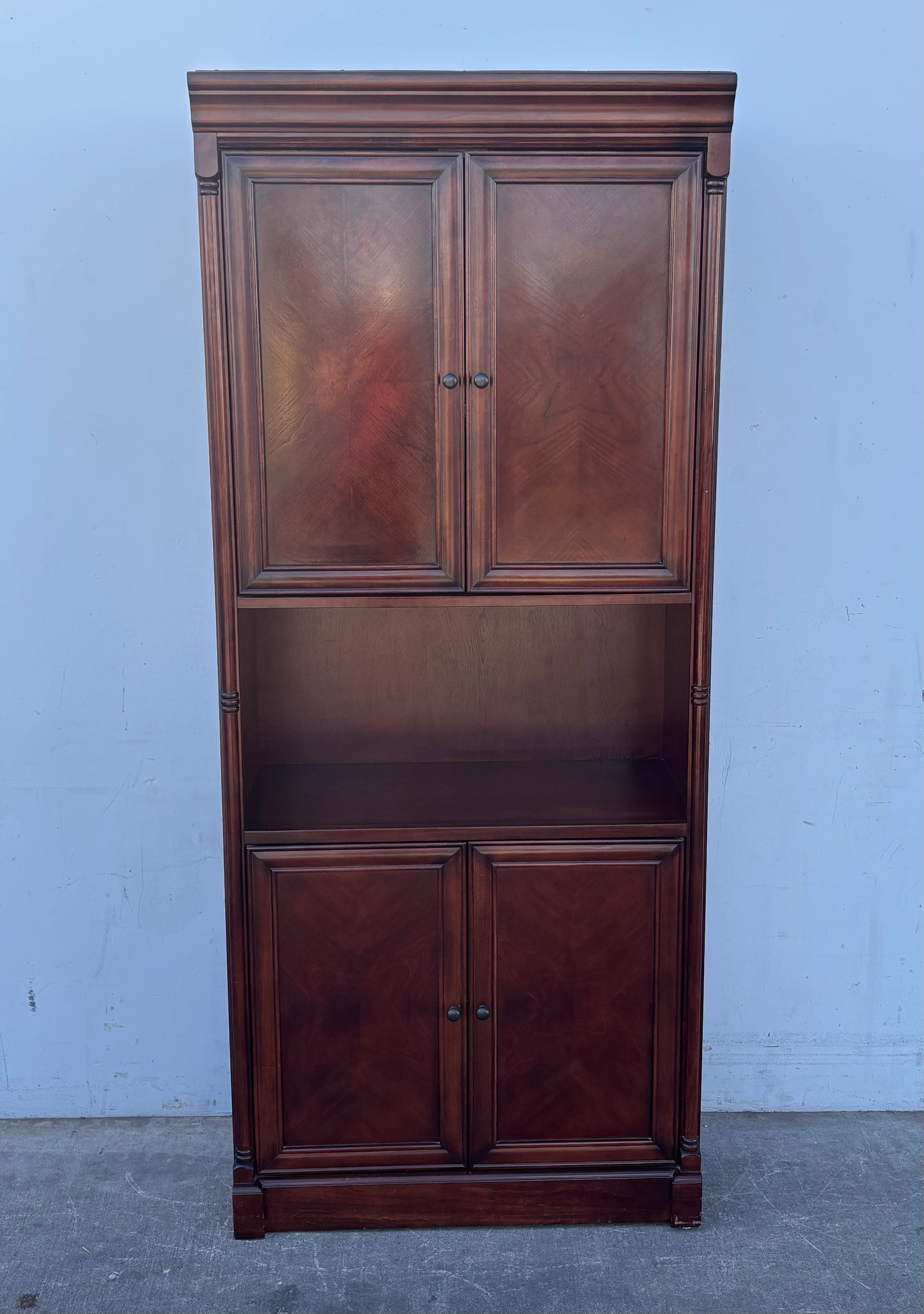 Dark wood bookcase/ shelf cabinet