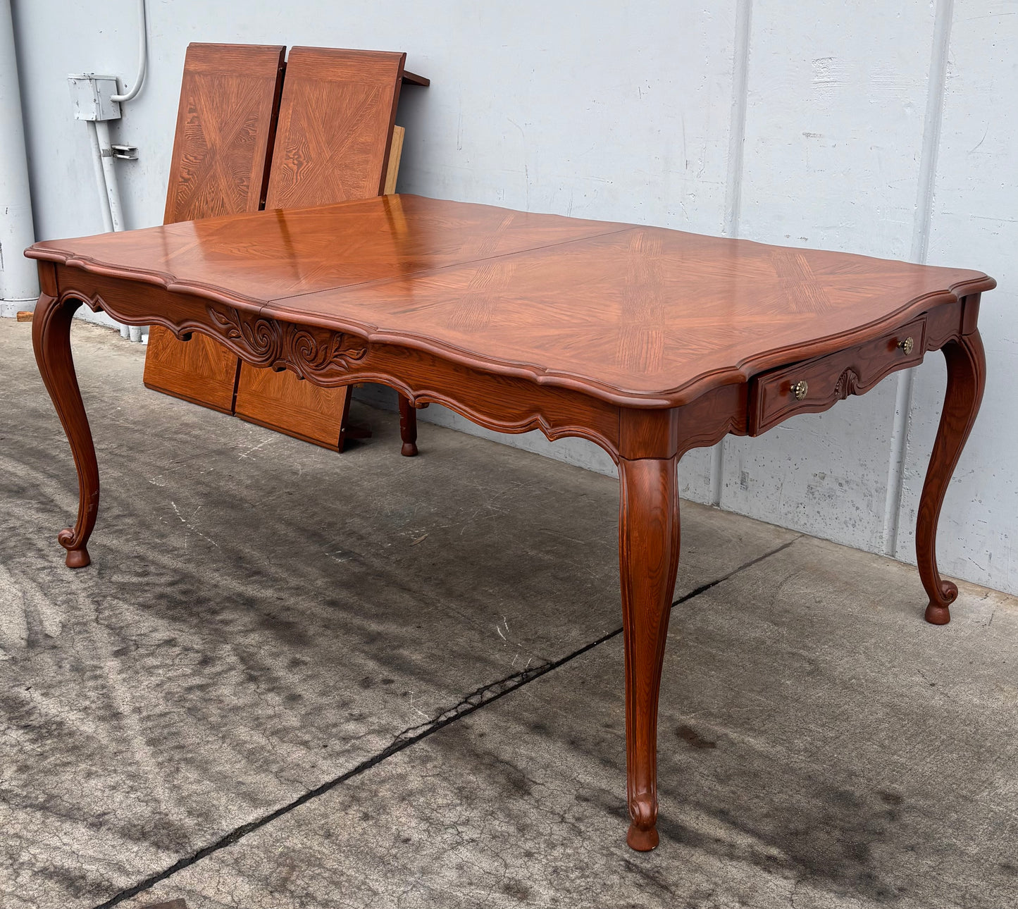 Thomasville dining table with 2 leaves