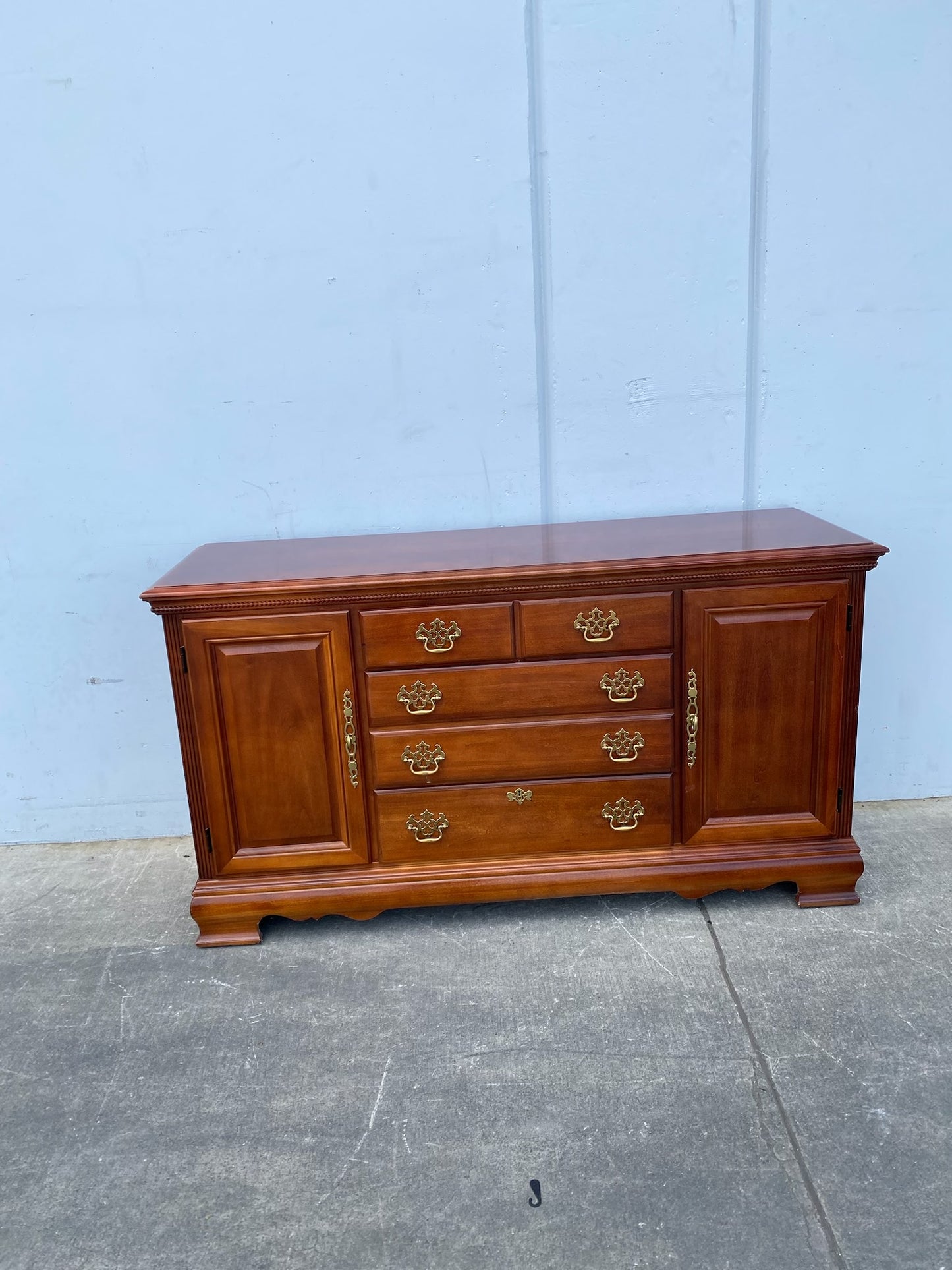 American drew buffet/ sideboard dresser cabinet