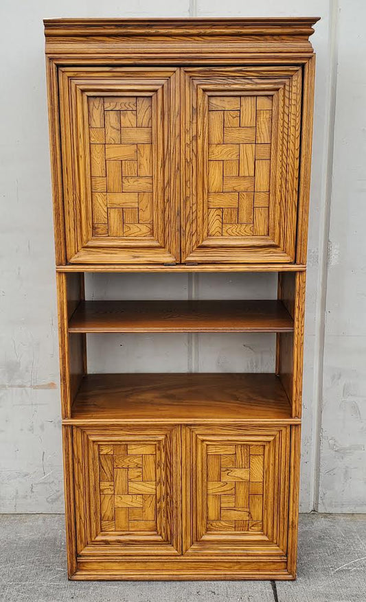 Bookcase/ cabinet/hutch