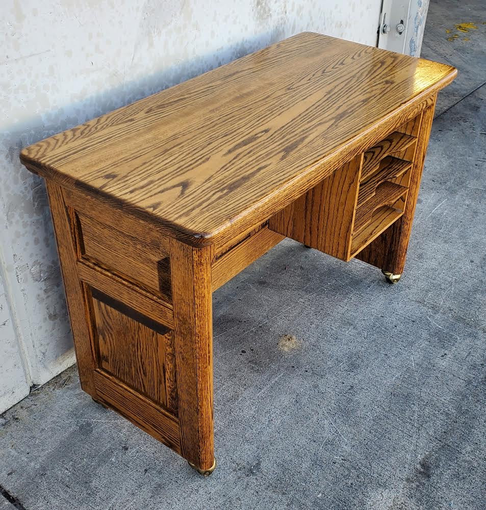 Desk wood with wheels