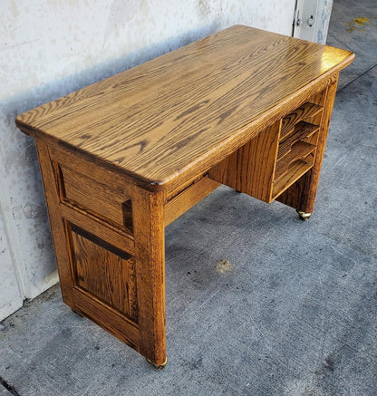 Desk wood with wheels