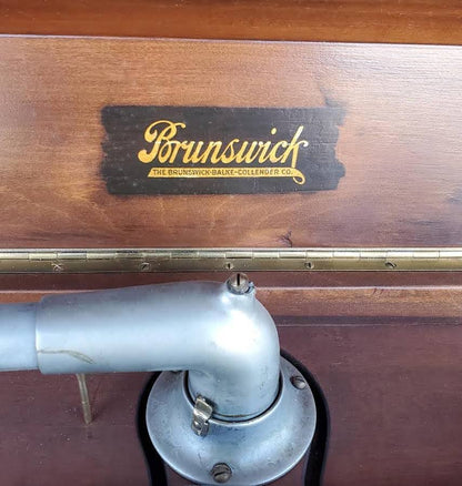 Brunswick antique phonograph and record player with hand crank(does not work)