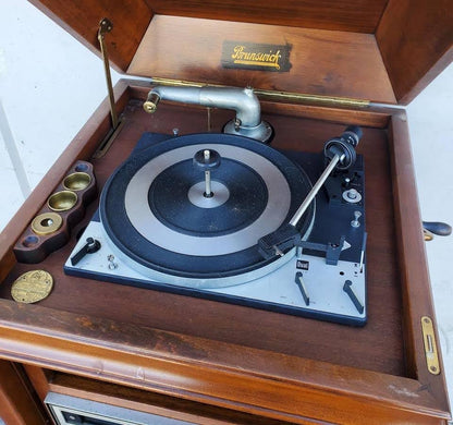 Brunswick antique phonograph and record player with hand crank(does not work)