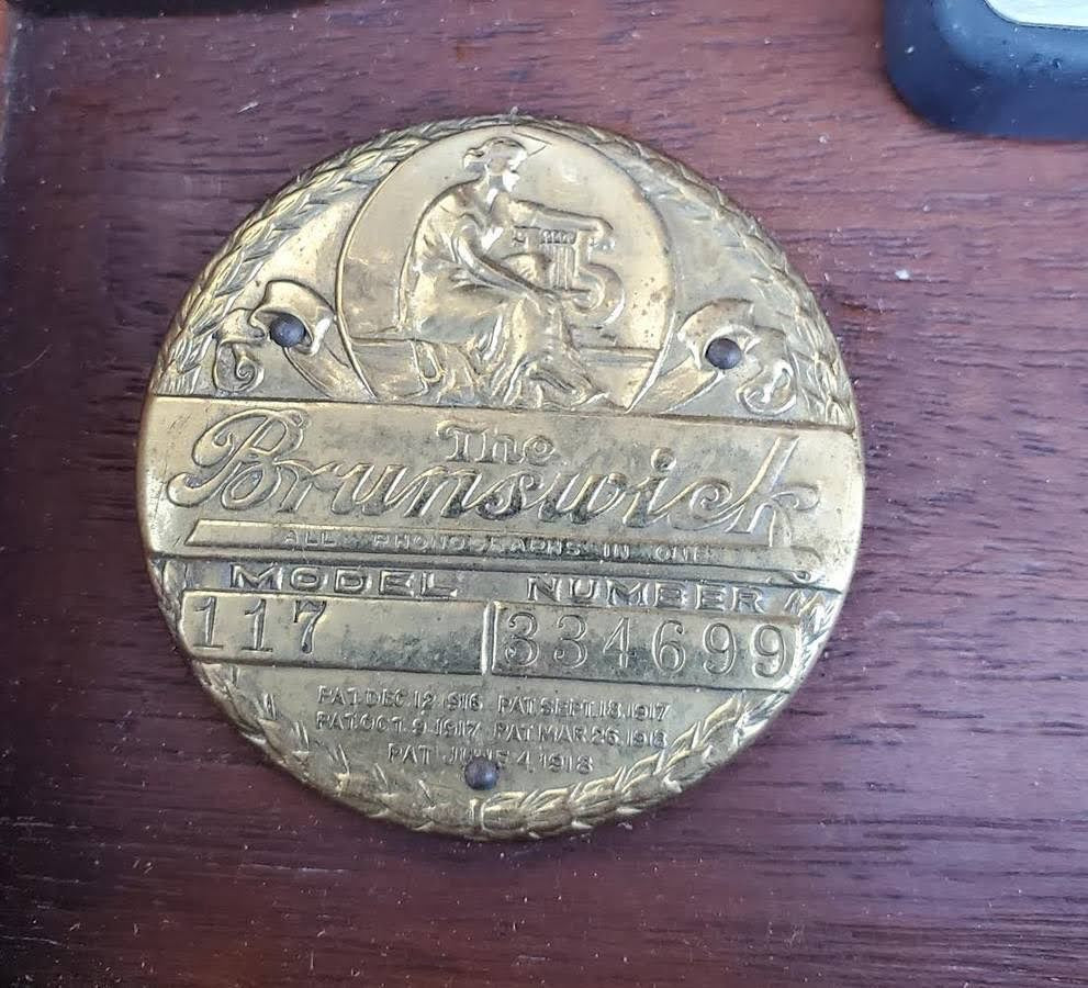 Brunswick antique phonograph and record player with hand crank(does not work)