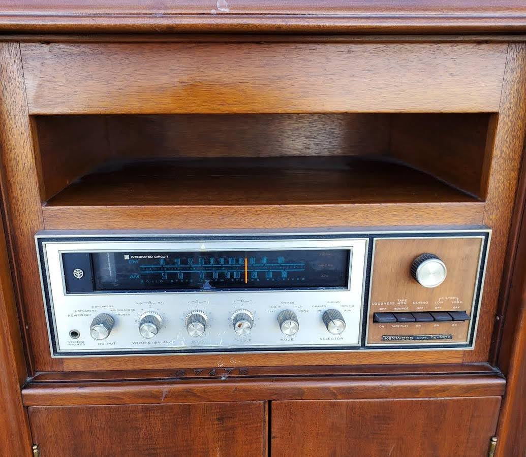 Brunswick antique phonograph and record player with hand crank(does not work)